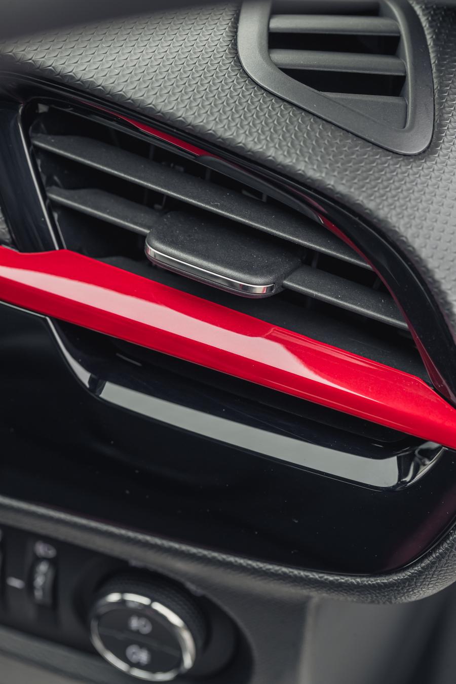 Детали интерьера Vauxhall Corsa SRi (F) 2019 года  (фото 70 из 80)